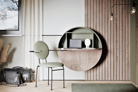Medallion chair with table Medallion chair with table